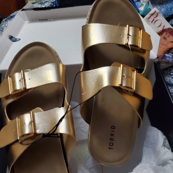 Women's gold  sandals - Picture 2 of 5